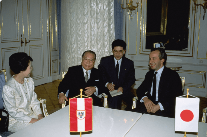画像:ショルテン文部大臣（当時）と会見（1992年　ウィーン）