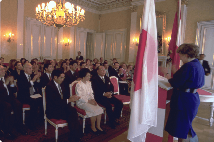 画像:授章式でサイフェルト文部次官（当時）が挨拶
（1992年　オーストリア文部省）