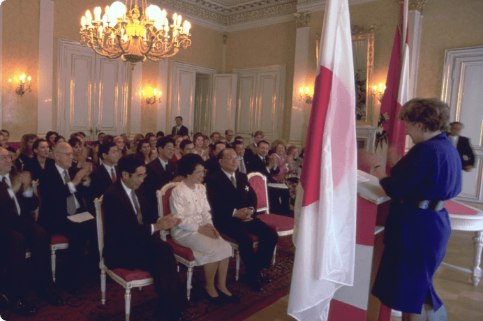 画像:授章式でサイフェルト文部次官(当時)が挨拶
(1992年 オーストリア文部省)