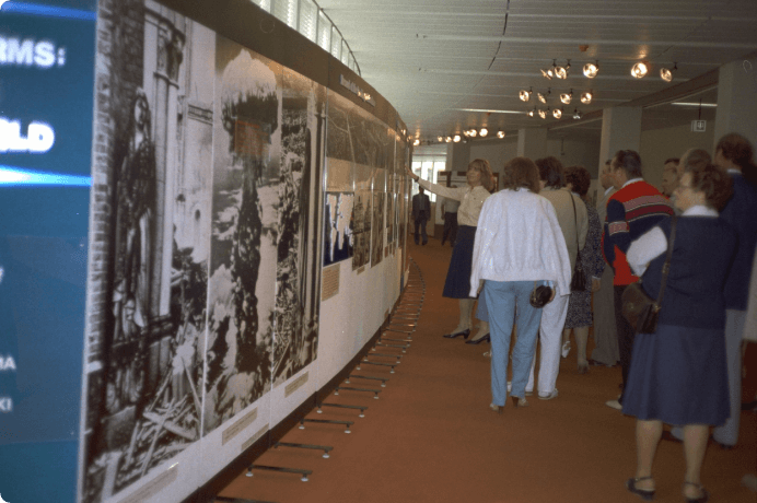 画像:国連ウィーン国際センターで核の脅威展(1983年9月)