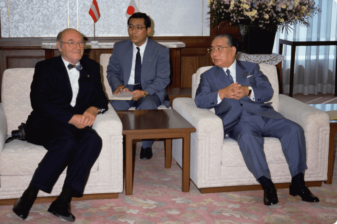画像:オーストリア芸術家協会のハンス・マイヤー会長と会談(1992年 東京)