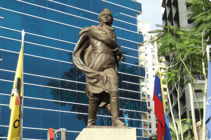 画像:首都カラカスに立つフランシスコ・デ・ミランダの像