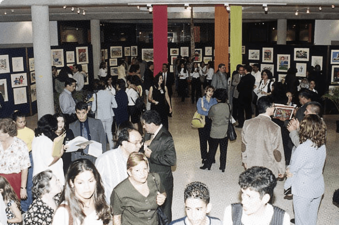 画像:国立カラボボ大学で開催された 「世界の少年少女絵画展 」(2000年)