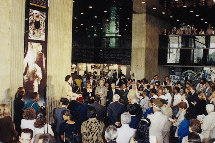 画像:教育省展示ホールで開催された「核の脅威展」
（1999年）