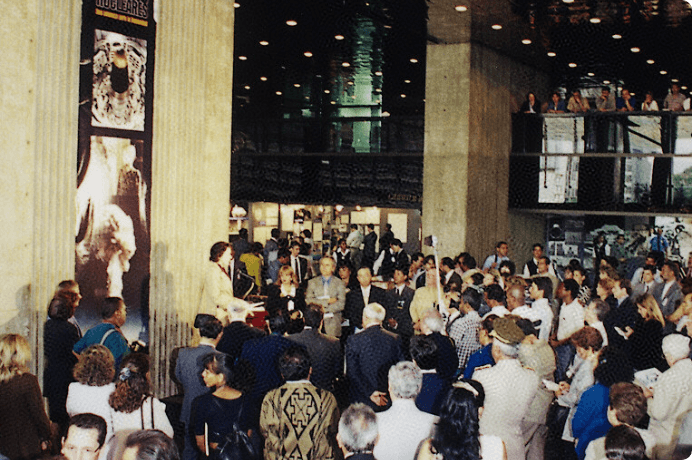 画像:教育省展示ホールで開催された「核の脅威展」
(1999年)