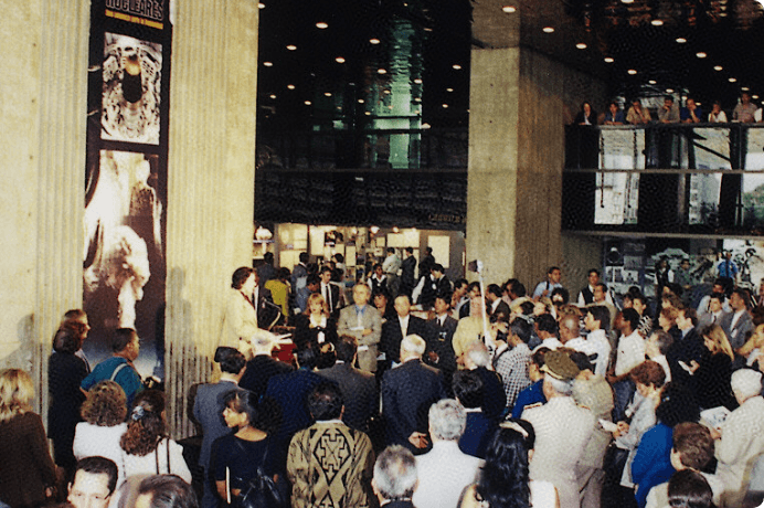 画像:教育省展示ホールで開催された「核の脅威展」
（1999年）