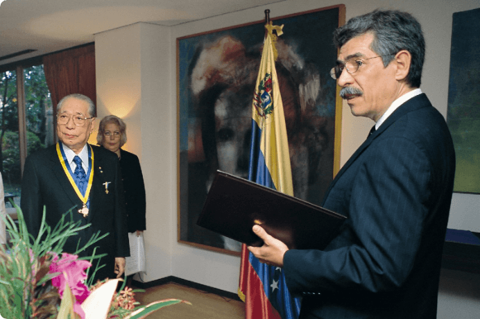 画像:ベネズエラ功労勲章勲一等の叙勲式