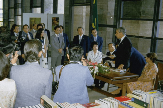 画像:ブラジルのブラジリア総合大学での図書贈呈式