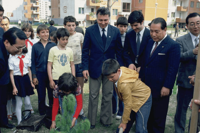 画像:ブルガリア・プロブディフで青少年とともに記念植樹（1981年５月）