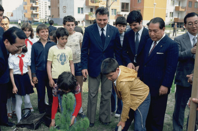 画像:ブルガリア・プロブディフで青少年とともに記念植樹(1981年5月)