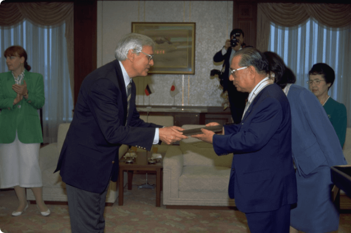 画像:マダラの騎士勲章勲一等の叙勲式（1994年・東京）