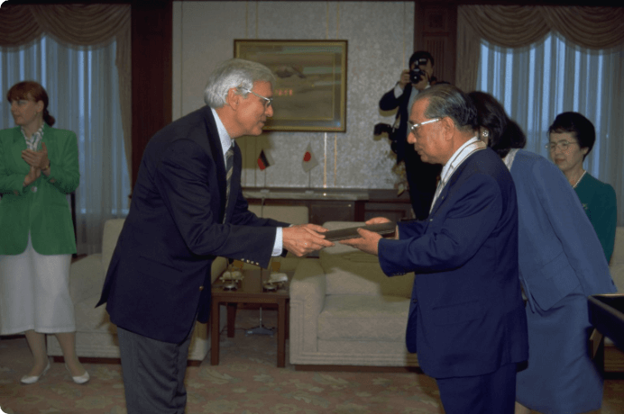 画像:マダラの騎士勲章勲一等の叙勲式(1994年・東京)