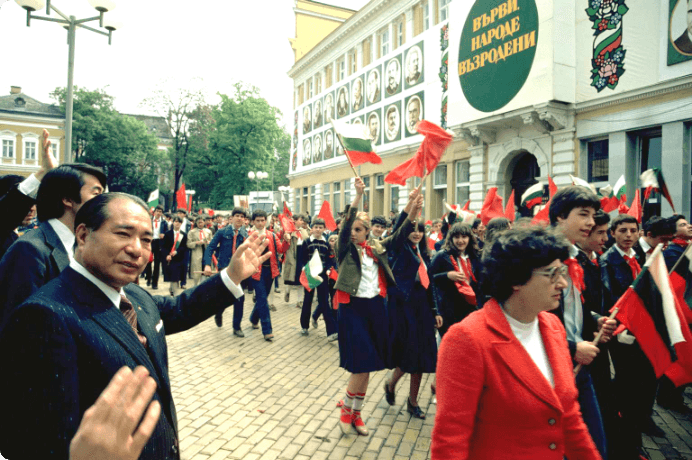 画像:ディミトロフ廟で建国1300年を祝う文化の日のパレード にて（1981年・ソフィア）