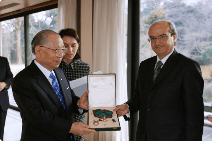 画像:功労勲章グランデ・ウッフィチャーレ章が
ボーヴァ駐日大使から授与される