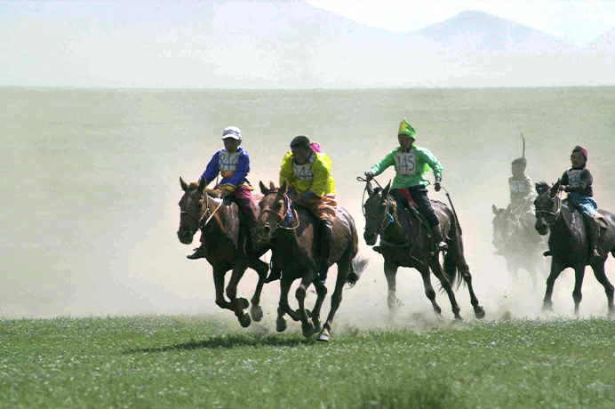 画像:国家的祭典・ナーダムで、少年たちが馬に乗って大草原を疾駆する