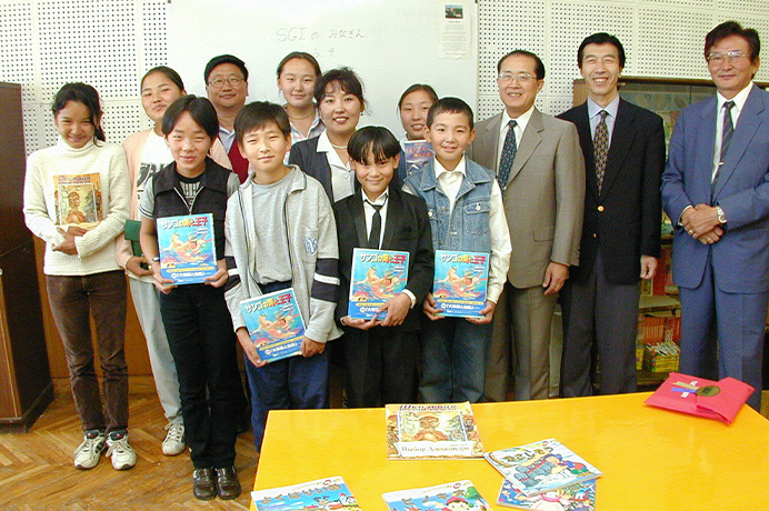 画像:創価学会訪問団がモンゴル子ども宮殿に日本語教材を贈呈（1999年）