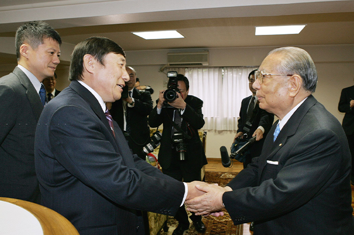 画像:北極星勲章叙勲式でバトジャルガル駐日大使と握手（2005年）