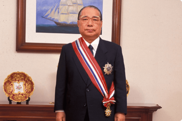 画像:パラグアイ共和国「国家功労大十字勲章」を佩用