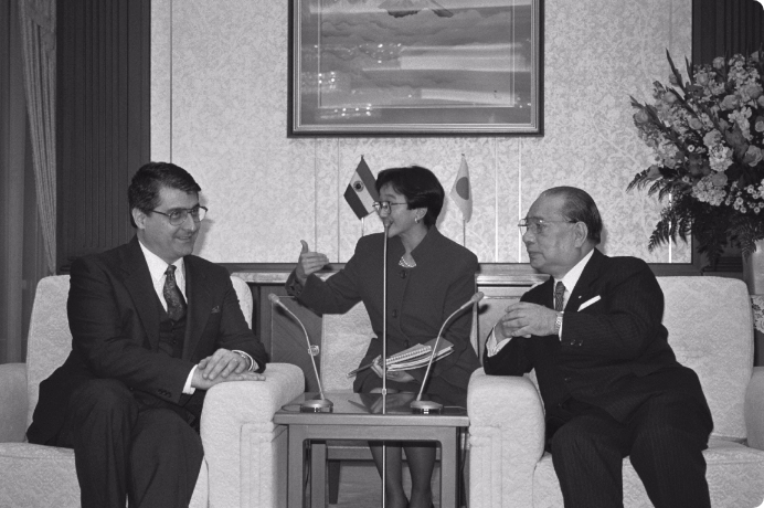 画像:パラグアイ共和国のコスタンティニ駐日大使（当時）と会談（1992年　東京）