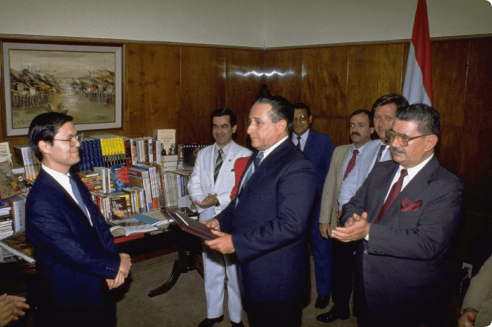 画像:パラグアイ国立アスンシオン大学への図書贈呈式（1990年）