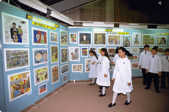 画像:「世界の少年少女絵画展」を鑑賞する児童
（1990年　アスンシオン）