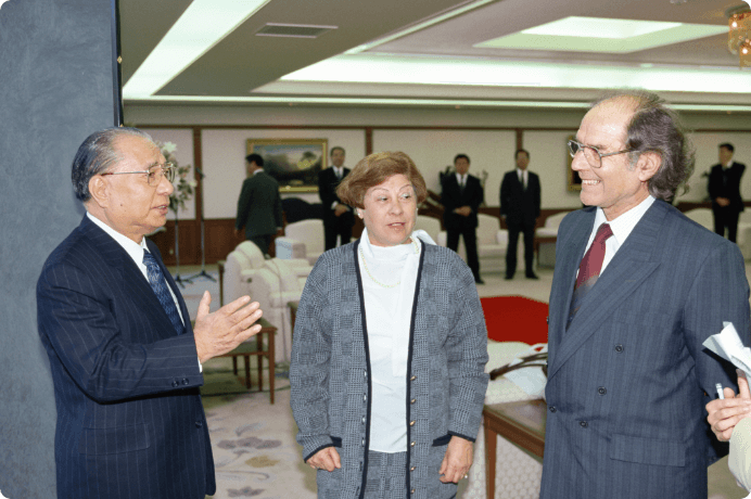 画像:エスキベル博士夫妻と池田先生が語らう（1995年12月、東京）博士と先生は、「レジリエンス（困難を乗り越える力）」を体現する存在として世界の青年を触発する