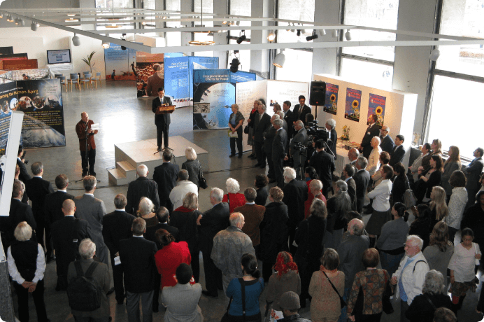 画像:2009年4月、ノルウェーの首都オスロで行われたSGI主催の「核兵器廃絶への挑戦と人間精神の変革」展。「原水爆禁止宣言」発表50周年にあたる2007年からスタートし、世界14カ国・地域の50以上の都市で反響を広げてきた