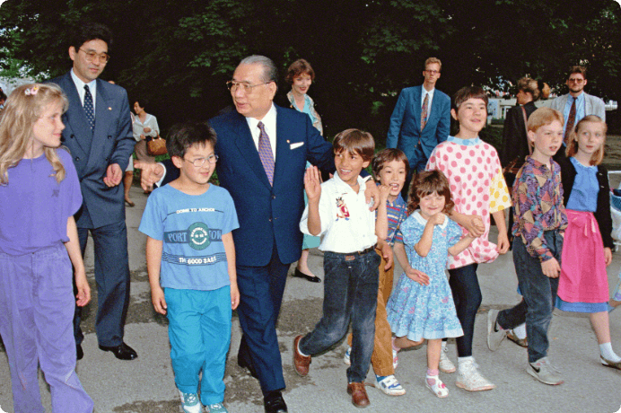 画像:オーストリア・ウィーン市立公園で、池田先生が未来部のメンバーを激励（1992年6月）