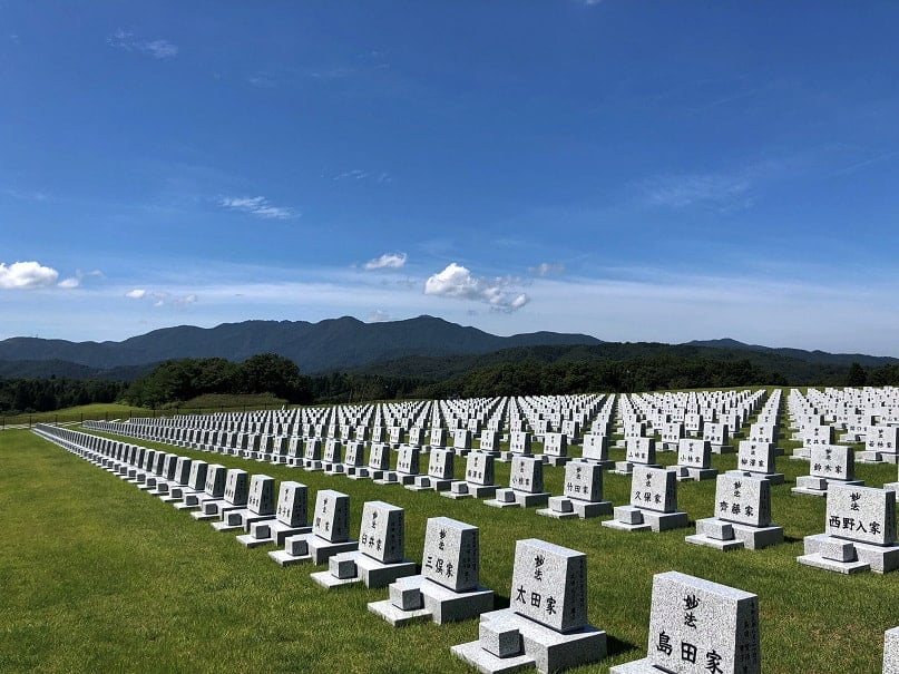 広々とした芝生墓地