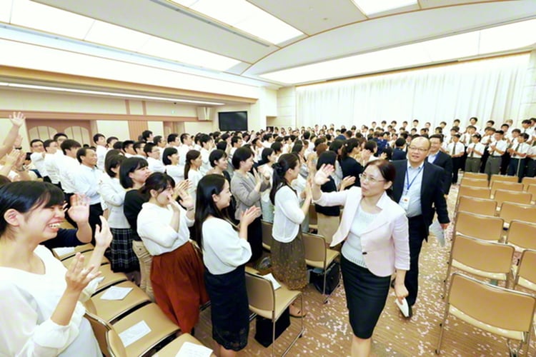 中国最大の青年団体「中華全国青年連合会(全青連)」と学会青年部が交流(18年7月、東京・新宿区で)