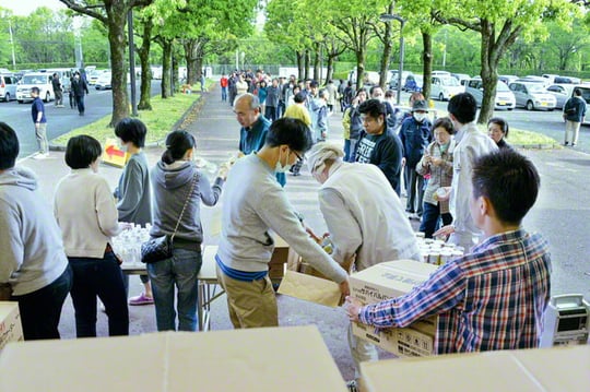 熊本地震で救援活動に取り組む青年部(2016年)