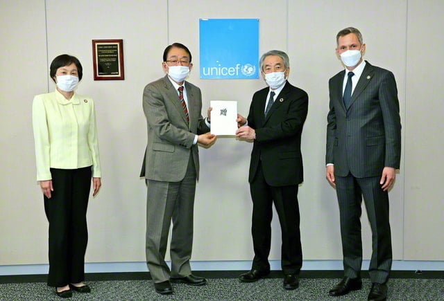 国連WFP日本事務所の焼家代表（右から2人目）に、寺崎副会長が寄付の目録を手渡す（東京・渋谷区の国連WFP東京出張所で）