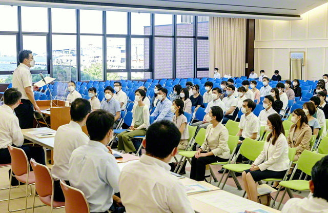 各地の青年の代表や高等部員が参加して行われた青年不戦サミット。(神奈川文化会館で)