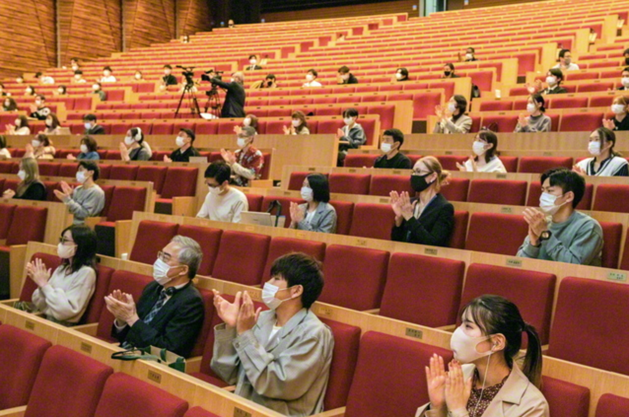 熱心に耳を傾ける学生たち。「創立者の人間教育の理念を世界に広げていける人材に成長します」等の声が