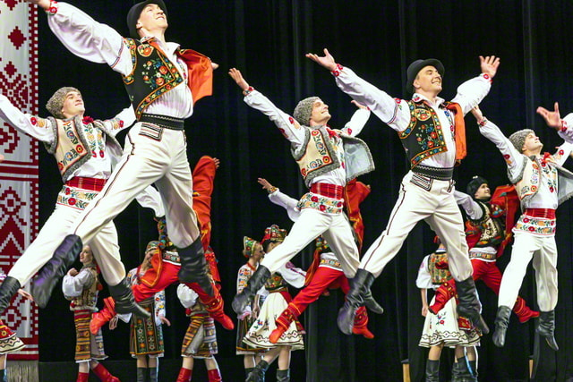 ウクライナ国立民族舞踊団が東京公演 35カ国・地域の大使らが鑑賞