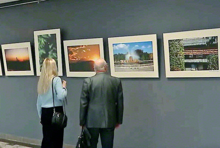 写真展の様子（ナーベレジヌイェ・チェルヌイ市内で）