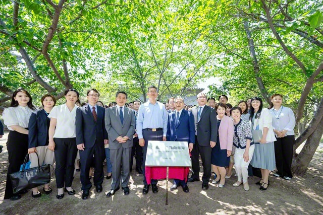 原田会長らが周恩来鄧穎超記念館を訪問 記念の桜の銘板を除幕｜創価