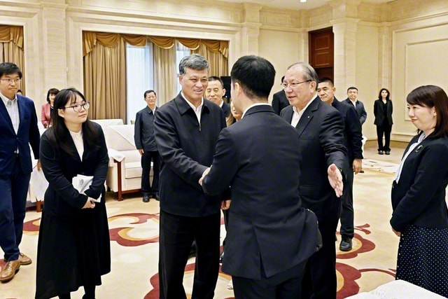 訪中団がウルムチで交流 馬興瑞新疆ウイグル自治区党委書記と会見