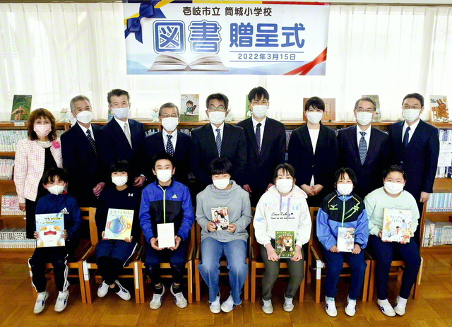 贈呈期の様子(長崎・ 壱岐市の筒城小学校で)
