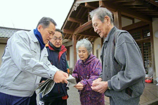 画像　坂元北陸長（左端）、増山圏長（左から2人目）らが輪島市内の避難所を訪れ、次六さん夫妻を激励