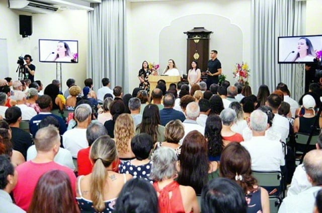 画像　ブラジルの集いでは、チエジ青年部長、サントス男子部長、エンドウ女子部長、アカマ未来部長が「創価の青年の誇りも高く、世界平和と民衆の幸福へまい進します」と決意を語った（18日、バウル文化会館で）