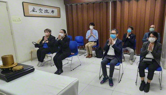 画像 フィリピンのリーダーによる追善の勤行法要。池田先生から受け継いだ広布のバトンを胸に出発した(19日、フィリピン文化会館で)