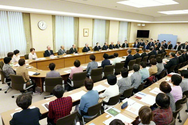 画像　「拡大こそ真の報恩」の決意で、勢いよく「世界青年学会　開幕の年」をスタートすることを約し合った全国最高協議会（学会本部別館で）