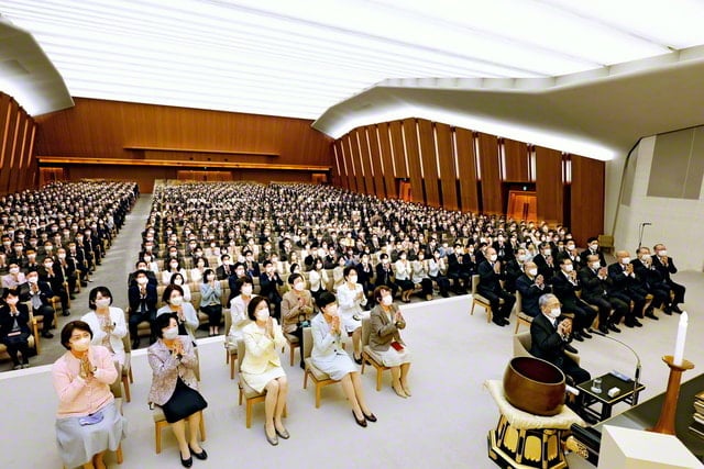 画像 原田会長を中心に、厳粛に行われた11・18「創立の日」、「広宣流布大誓堂」完成10周年を記念する誓願勤行会(広宣流布大誓堂で)