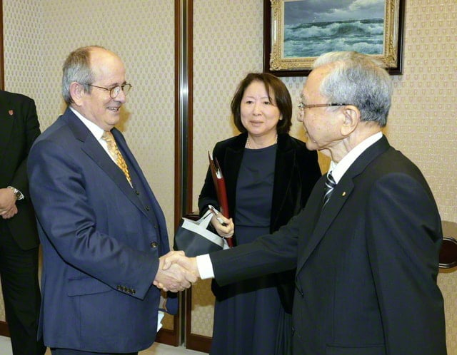 トゥーリー副総長と会見する原田会長