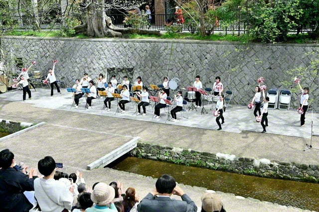 堀川桜まつりで演奏