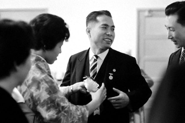 画像・会長就任式、香峯子夫人が胸に会長の胸章をつける