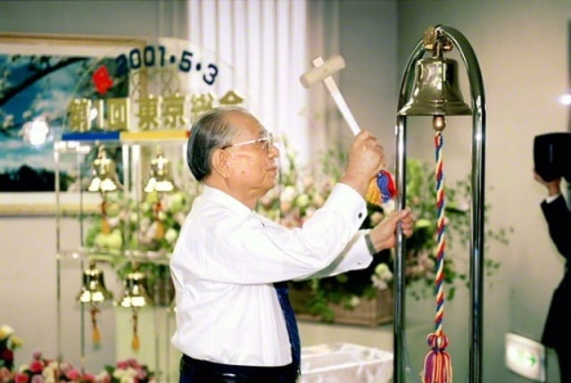 画像・七つの鐘のオブジェを打ち鳴らす池田先生