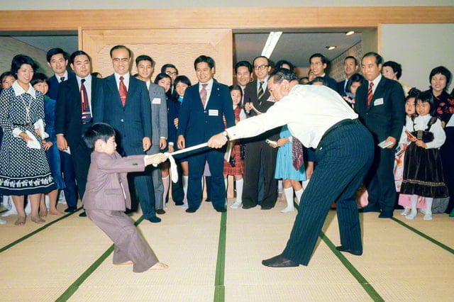 画像・少年部員と綱引きする池田先生