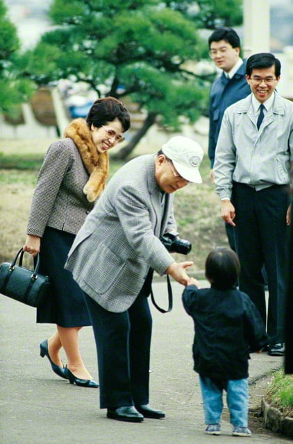 画像・山下公園で小さい子どもに語りかける池田先生